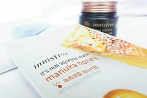 [QUICK REVIEW]
INNISFREE: It's Real Squeeze Mask Manuka Honey

Untuk melanjutkan yang kemarin,
Jadi setelah eksfoliasi, jangan lupa pakai toner sebelum menggunakan sheetmask!
Ini adalah quick review dari masker ini, ohya jangan lupa tipe kulit kita beda2, jadi mungkin hasilnya juga akan berbeda yahh 😂
________________________________________
As a continuation on the posting I made these past few days we will continue on the 3rd step, which is sheet mask!
Don't forget to tone your face before applying the mask~

Here are the + and - , bear in mind that I have oily and very acne prone skin:
+ Enough essence. There's even leftover.
+ Smells like real manuka honey!
+ The shape fits the face.
+ The sheet mask is not too thick or thin
+ Does moisturize the skin
+ Does not drip everywhere
+ Calms the redness
- a bit sticky, just a tiny bit 

This is just my first impression~
Will try using this mask for a couple of times, and will surely update my new thoughts on them 😁
#cheddarchitchat #cheddarbeauty #cccxinnisfree #clozetteid #clozette