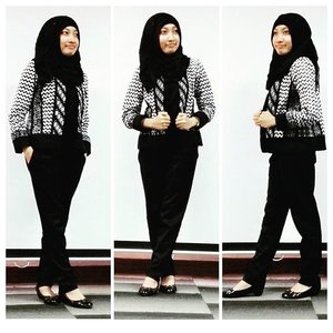Black and white Ulala Blazer from @soganbatik..#soganbatik #ClozetteID #clozetteid #hotd #ootd #hijaboftheday
