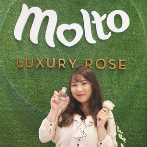 This perfume are made by 7 different rose graft into one to make a special rose only for this @moltoindonesia parfume 🌹

I'm not a perfume hoarder but I love roses 💖💖
And I'm in love with this parfume!! The scent are sweet and elegant

You can get this only at @sephoraidn 😚💕
#RoseforaLady
.
.
.
#beautyblogger #fashionpeople #fblogger #blogger#패션모델 #블로거 #스트리트스타일 #스트리트패션 #스트릿패션 #스트릿룩 #스트릿스타일 #패션블로거#bestoftoday #style #makeupjunkie #l4l #ggrep#smile #makeup #bblogger #BeautyChannelID#hudabeauty #japankorea#bloggerceriaid#beautybloggerindonesia#sociollabloggernetwork #clozetteid