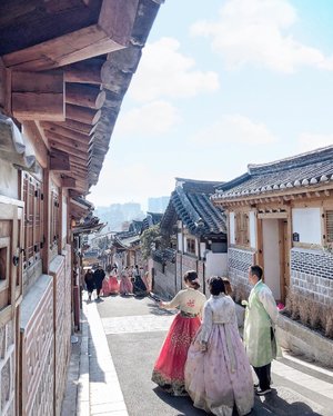 BUKCHON HANOK VILLAGE salah satu attraction yang paling sering dikunjungi di Seoul. Untuk yang rencana traveling ke Seoul, baca dulu yuk blogpost terbaru aku di bit.ly/seoul-6d5n atau klik link di bio ☺️✨ #TheJackieofAllTradesBlog #DeeDoesTravel
•
•
•
#solotravel #solotravelstory #gramslayers #shotzdelight #visualtraveller #justgoshoot #globe_visuals #dametraveler #ladiesgoneglobal #wearetravelgirls #thevisualscollective #createexplore #createcommune #bloggervibes #visualcrush #clozetteid #travelblogger #shotoniphonex #seoultravel #exploreseoul #travelsouthkorea #solotravelisfun #lifestyleblogger #seoulitinerary #southkoreaitinerary #koreaitinerary