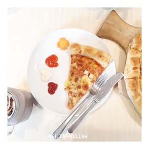 Jadi pizza di @hompizz ini adalah salah satu makanan yang paling aku suka setelah beberapa makanan lainnya, aku bisa makan 3 sampai 4 potong pizza (kalau ga keyang dan kalau lg kelaperan) 😅😂🍕
Apa lagi kalau double cheese aduhhh uwenak tenan dahhh 🤤🤤
Kalian udah nentuin menu makan siang hari ini??
•
•
#food #foodporn #clozetteID