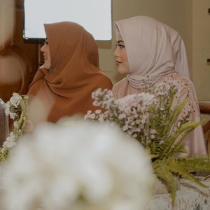Like Mama Like Daughter 💕 #VannyGotAPie #RoadTWOtheAisle .Attire by @risnayustiani Makeup by @byvannisa Nails by @dashingdiva_official @hicharis_official Hantaran by @cameoframe Photo n Decor by @ omahbiru_ph Edited by @vannysariz ..#clozetteid #clozetteambassador #engagementpartyideas