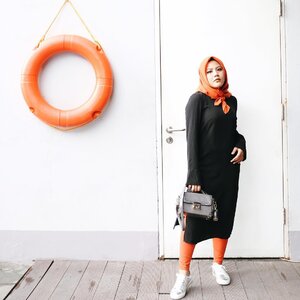 lately I fell in love with olenji keolleo 🍊😜 coz of my last post about sunset eyeshadow🌅..#clozetteid #오렌지컬러 #hijabers #hijabfashion #sbybeautyblogger #influencersurabaya #influencer #beautyblogger #beautybloggerid #훈녀 #훈남 #팔로우 #선팔 #맛팔 #좋아요 #셀카#셀피 #셀스타그램 #얼스타그램 #일상 #일상그램 #데일리룩 #주말 #훈녀 #훈남