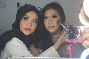 Private makeup class by sahabat sendiri, model cousin sendiri yg rela gw tabokin hahahahags.. Dengan dturunkannya ilmu tepuk pramuka, bibir galaxynya aku ucapkan jeongmal khamsahamnida Natanael 💋💋💋 Once again Flawless makeup by Vannisa 💄
.
.
#Clozette #ClozetteID #BeautyVlogger #BeautyBlogger #Youtuber #sbybeautyblogger #Blogger #Bloggerlife #Vloggerlife #MUAbandung #MUAJatim #MUA #WeddingMakeup #Beauty