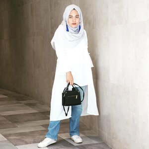 When blue met grey 💙💙 Percaya ga, kalo difoto ini komuk berminyak parah 🤣🤣 No eye makeup (mascara aja gapake) , only less foundi, eyebrow, hiliter, n nude lipcream that I used.. Tapi karena kekuatan cahaya dari bulan *eh salah dari matahari yang memantul mantul manjaahh.. komuk aink jd zuppaaaahh bright n flawless 😍😍😍 📸 The one n only @gadzotica ..#clozetteid #hijabers #hijabfashion #sbybeautyblogger #influencersurabaya #influencer #beautyblogger #beautybloggerid