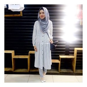 Stripes always steal my heart ❤️ | Taffy Dress from @mono.basic laffff banget ❤️❤️❤️ #ootd #hijabdaily #hijaboutfit #clozetteid #clozetteambassador #tapfordetails