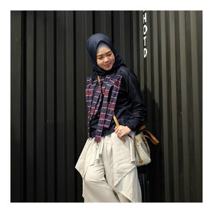 Outfit Of The Day
.
.
Top & Pants : @jennaandkaia 
Square Scarf : @monelboutique @scoopandcone 
#larasatiiputristyle #ootd #wiwt #hijabstyle #clozetteid #clozetteambassador