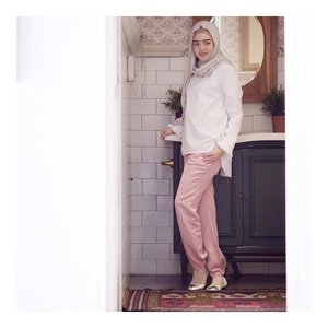 Pinkish White 🌷 | wearing pants from @kaffahapparel maacii @sitijwryh 😘 #ootd #hijabdaily #hijaboutfit #clozetteid #clozetteambassador