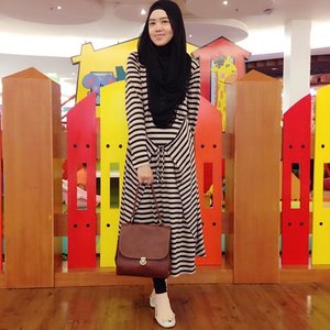 Happy Weekend Happy People ❤️...Wearing Stripe Dress from my lovely @kimi_indonesia 💋 and Vintage Brown Bag from @lulaforvintage Thank You ❤️ #ootd #hijabdaily #hijaboutfit #clozetteid #clozetteambassador #iwearkimi #tapfordetails