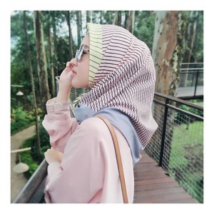 Love my new printed square scarf from @maima.indonesia nuhun teteeh @windamukki @irmasarijoeda 😘..#larasatiiputristyle #hotd #hijabstyle #clozetteid #clozetteambassador