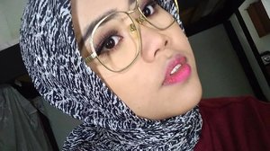 "ah mau natural natural aja ah"-15 menit kemudian- eyeliner wing👍pake eyeshadow item👍bulu mata luarbiasa👍
.
.
.
.
#beautybloggerindonesia #makeup #makeupkacamata #hijabmakeup #hijab #hudabeauty #makeup #clozetteid #clozette