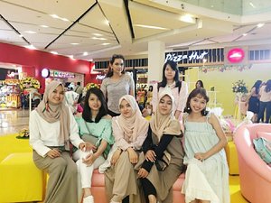 with all this pretty girls at Grand Launching @wrpeveryday Fruit Bar 💕💕
.
#wrpeveryday #happyeveryday