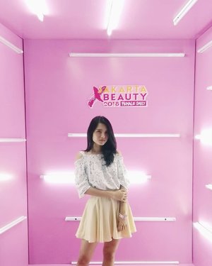 Apr 29, 2018
Jakarta x Beauty 2018 Day 1
.
Edisi dibuang sayang 😂
Edisi biar feedsnya rapi
.
Maklum, mukanya emng bgini. Gausah protes
.
#JakartaxBeauty2018
#clozette #clozetteID #beautiesquad #setterspace #beautybloggerindonesia #beautybloggerid #bloggerceriaid #bloggerceria #kbbvmember #bloggermafia #beautynesiamemberblogger #charisceleb #beautygoersid #bloggerperempuan #sociollabloggernetwork #vsco #vscocam #sprinkleofraindotcom