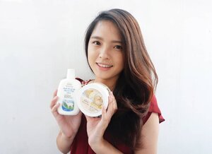 Sept 24, 2018
Aku mau share body care aku belakangan ini ! ❤️
.
Pernah ngerasa dekil ? Aku sih sering HAHAHA. Apalagi kalau lagi cape, bawaannya pengen me time. Nah salah satu cara aku buat me time adalah ngerawat kulit badan 😂
.
Belakangan ini aku suka pakai @leivy_id Bengkoang Body Scrub + Double Moisturizing Hand & Body Lotion
.
Body scrubnya gentle banget, ngangkat sel kulit mati dan bikin kulit jadi super halus ! Oh ya, wanginya juga enak bgt hihi ❤️❤️
.
Setelah pakai #Leivy Body Scrub, ga lupa juga pakai Hand & Body Lotionnya. Ini beneran bagus sih, ga lengket sama sekali ! Kulit jadi lebih lembab dan wangi. Wanginya ? Kayak sabun goat's milknya yang terkenal itu + tahan lama hihi. Kulit jadi lebih cerah tapi "ga lebay", ngerti maksudku ? Yaaa kulit jadi cerah tapi kelihatan sehat gitu bukan "putih maksa" hahaha 😂
.
Kedua produk ini sih cocok banget untuk me time dan bikin kulit jadi halus. Love banget. Yes, Let's #SayNoToDekil ! 💋
Kalian udah pernah coba ?
.
#LeivyID #leivybeautyphotocompetition
.
#clozette #clozetteID #beautiesquad #setterspace  #bloggerceriaid #bloggerceria #kbbvmember #bloggermafia #beautynesiamemberblogger #beautygoersid #bloggerperempuan #sociollabloggernetwork #vsco #vscocam #sprinkleofraindotcom #naturalmakeup #skincare