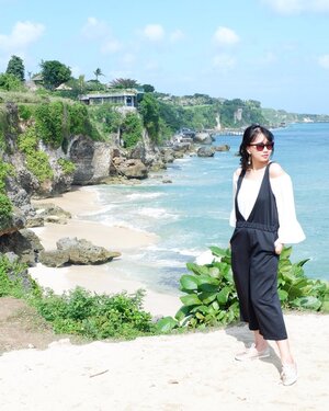 Sunny day 🌞
.
#wheninbali #tegalwangibeach #holiday #vacation #playwithhappy #ootd #ajourneytowonderland #changedestiny #dearbeautylove #clozetteid #july #2017