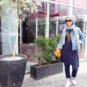 I'm in blue today. Thank u my daughter @zahvi_224 to take this lovely pic 😍😘@clozetteid #clozetteID #ootd #hotd #picoftheday #hijabmom #bloggersdailylook #emakblogger #indonesianblogger #femaleblogger #tagsforlike #hijabers #hijabsmart #hijabchic
