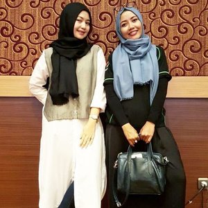 Thanks my dear @sumartisaelan for this epic capture. Happy to meet you again my dear @irmasenja besok ke sini lagi yaa.#bloggerid #bloggerlife #clozetteID #EmakBlogger #pestawirausahatda #instablogger #instaevent #momblogger #indonesianmombloggers #hijabers #hijabmom