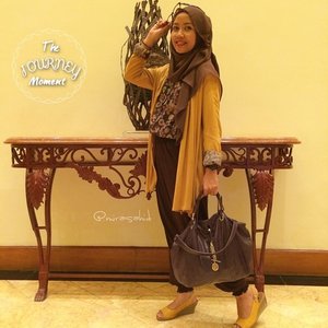 @clozetteid #clozetteID #hotd #ootd #instadaily #hijabers #hijabwomen #hijabmom #IndonesiaHijabBlogger #BloggerDaily #Yellow #instacolour #instashare #instagood #Blogger#photogrid #TheJourneyMoment #FashionHijab
