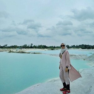 Salah satu keindahan di Belitung adalah, danau kaolin. Sayangnya, cuaca hari ini sedikit mendung, jadi warna yang muncul dari danau kurang pekat. ....📷@aya_bubunanindra#danaukaolin #Belitung #explorebelitung #pesonaindonesia #Jalan2Makmir #Travelgram #travellife #instatravel #travelmom #hijabtravel #travelhijabers #travelingindonesia #travelphoto #travelblogger #lifestyleblogger #emakblogger #starclozetter #clozetteid