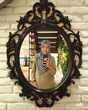 Mirror mirror on the wall...Look that women, she's reflect me. I love that about her 😂😋.....#gastromaquia #instaplace #jakartaresto #instacafe #instafood #cafejakarta #mirror #starclozetter #clozetteid #lifestyleblogger #bloggerlife