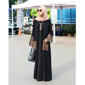 Outfit of the day for Sharing Scale Up Your Business with @komunitas.tda by @denabaya
.
.
.
.
📷 @zaharavinka
#ootd #ootdindo #ootdhijabers #starclozetter #clozetteid #hijabmom #hijabersindonesia #fashionmoslemblogger #indonesialifestyleblogger #bloggerlife #momblogger #hijabblogger #blackdress #denabaya