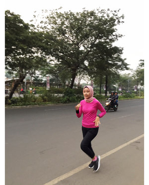 Sebenarnya kalau mau serius latihan olahraga lari, jarak dari rumah lebih dekat ke komunitas Cibubur Runners. Tapi ini malah ke SMB Bekasi, which is 30-45 menit kalau naik GO-JEK. .Tapi enjoy dan happy-happy aja ke Bekasi selama judulnya keringetan. Plus nya lagi ada misi buat ngompor-ngomporin @suzie_icus 😂😂😂Semangat Cus. Semoga kita Istiqomah yaa 😁🙏🏻....#healtylifestyleblogger #clozetteid #starclozetter #emakblogger #hijabersrunners #bekasirunners #runlife #runway #runnersbeginnings