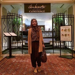 @clozetteid #clozetteID #hotd #ootd #instadaily #hijabers #hijabwomen #hijabmom #IndonesiaHijabBlogger #BloggerDaily #Yellow #instacolour #instashare #instagood #Blogger#photogrid #TheJourneyMoment #FashionHijab #emakblogger