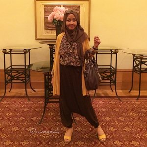 @clozetteid #clozetteID #hotd #ootd #instadaily #hijabers #hijabwomen #hijabmom #IndonesiaHijabBlogger #BloggerDaily #Yellow #instacolour #instashare #instagood #Blogger#photogrid #TheJourneyMoment #FashionHijab