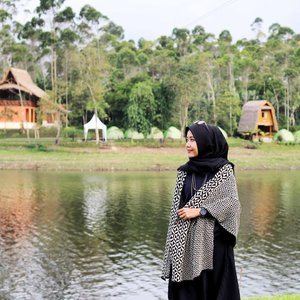 I have a therapist. 
Her name is "Nature."
And what is your therapist? 😊😍
.
.
.
.
#nature #instaplace #situcileunca #travellifestyle #travelplace #Bandungjuara #starclozetter #clozetteid #msahidjourney #jalan2makmir #momblogger #emakblogger #travelmom #momlife #bloggerdailyactivity #lifestyleblogger #monochrome #hijabblogger #hijabmom #hijabersindonesia #hijabersmom #travelphotography