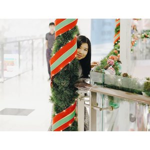 Peek a boo ヽ(^。^)ノ !Merry Christmas 🎄🎉By the waaayyy this pillar should be a candy cane but it doesn't fit my landscape template so... 🤷🏻.📸 @andrejul239..........#ClozetteID #ootd #potd #outfitoftheday #ootdindonesia #earlychristmas #christmas #white #goodvibes #goodvibesonly #positivevibes #chinese #girl #indonesian #blogger #beautyblogger #lifestyleblogger #latepost