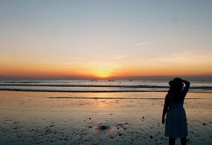 It's a wonderful world.with you..Mau nikmati sunset begini sama siapa? Coba tag sini orangnya.