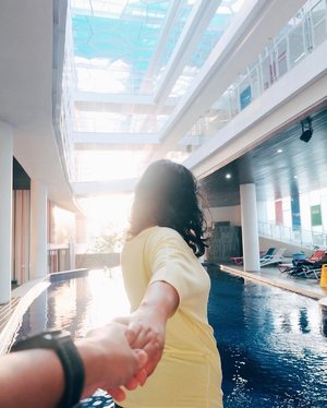 Follow me to @berrygleehotel. Spacey thematic room, urban lobby, cool bar and definitely tempting swimming pool. It was a pleasant stay. 😘 . . #AvillaBali #AvillaExperience #BerryGleeHotel #Bali