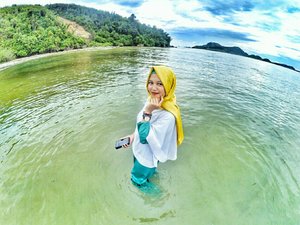 nobody knows you...  happy weekend guysss...  #clozetteid #hijabersindonesia #hijab #beach
