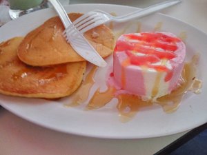 Order Waffle kenapa jadi datangnya Pancake ya??😀 Ya sudah lah..😐Selamat makan siang semua..😊#pancakes #clozetteid #eskrim #icecream #strawberry #yummy