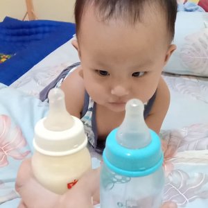 Susu apa air putih yah?? 🤣🤣.#clozetteid #babyboy #cutebaby #susu