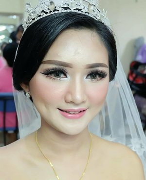 Makeup tak berpori..😂😍😍
.

Thank you ce @dessycandra_mua 😘😘
@nita_mua93 😘😘
.

Soflen @x2softlens .

#clozetteid #makeupwedding #wedding #makeup #weddingmakeup