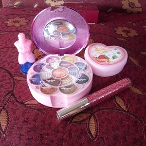 Yeaay hadiah tahun baru dari @mukka_kosmetik udah sampe.. Thank you @mukka_kosmetik udah kasih hadiah ini..😊 Kebetulan semuanya aku belum punya..😁 Packagingnya super cute..😊 Ditunggu reviewnya..😂 #clozetteid #mukkakosmetik #makeup #cute #kutek #nailpolish