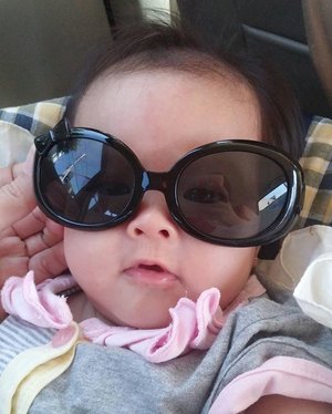 Halloooo keren kan aku..😂😂😂Gemesnya @elora_wonoadi ..😘😘 Cepet pulang dong..😀#clozetteid #babygirl #glasses #girl #cutebaby