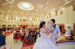 Semangatnya nular ke para undangan..😂😂.Lucu banget sampe ada yg jatoh..😂 .Big thanks to : 📷 @andry.ho🏩 @Setia Bhakti💄 @dessycandra_mua💇 @nita_mua93👗 @blossoms.bridal🎤 @mc_hanung8851🍰 @hovacake🎊 @Star Decoration🎼 @Setia Bhakti Musik#clozetteid #wedding #latepost #mywedding