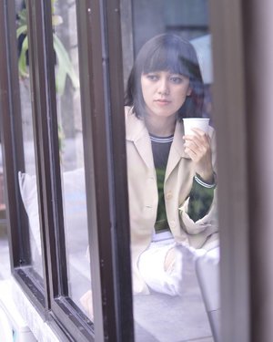 Seeing through the window 💐💐💐
.
.
.
.
.
#blogger #fashionblogger #bloggerjogja #bloggerperempuan #lookbook #ootd #ootdmagazine #chictopia #nikon #nikonindonesia #nikonfashion #clozette #clozetteid