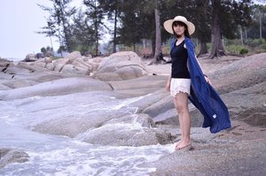 Sometimes, all you need is slowing the things down 😤
Sleeveless sheer coat is from @frontrowshop 😊
.
.
Location: Tapak Hantu Beach, Batu Belubang, Pangkalpinang, Bangka.
.
.
.
.
.
#explorebangka #explorebangkabelitung #bangkabelitung #traveling #indonesia #wonderfulindonesia #beautifulIndonesia #enjoybabelisland #beach #blogger #fashionblogger #fashion #streetstyle #lookbook #ootd #ootdmagazine #ootdindo #lookbookindonesia #chictopia #nikon #nikonindonesia #nikonfashion #outfit #Clozette #ClozetteID #ClozetteXAirAsia #KLFWRTW2016