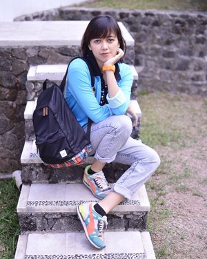 #outfit menimba ilmu sore ini. Gimana, masih cocok jadi anak kuliahan gak? 🤣🤣🤣 Ditunjang dengan #backpack minimalis dan jam tangan orange dari @exsportbags 😎😎😎
.
.
.
.
.
#exsportbags #creatinggoodnesssince1979 #exsportlivingmannequin #creatinggoodness #nikon #nikonindonesia #potrait #blogger #fashionblogger #bloggerperempuan #bloggerjogja #lookbook #ootd #ootdmagazine #clozette #clozetteid
