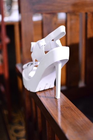 Sky high.
#shoes #heels #white #jeffreycampbell