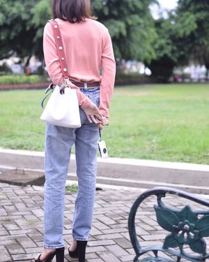 On Wednesday, we wear pink! 💖💖💖
.
.
.
.
.
#blogger #fashionblogger #bloggerperempuan #bloggerjogja #nikon #nikonindonesia #ootd #ootdmagazine #chictopia #clozette #clozetteid #findkapoor