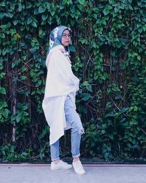 Happy Sunday... #ootd #ootdhijab #fredferry #whiteshoes #lookbook #clozetteid #ceritaraju #styleraju #indonesiabeautyblogger #hijabfashion #hijabstyle