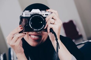 Smile behind camera... #terFujilah #fujifilmxt10 #ceritaraju #clozetteid #photography #fujifilm