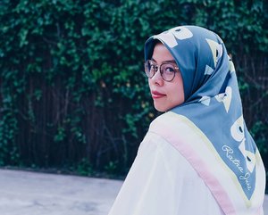 Ratna Juni? 
Yes,  I'm Ratna Juni 😎 
#ratnajuni #clozetteid #indonesiabeautyblogger #hijabfashion #tomford #fujifilmxt10 #vsco #ceritaraju
