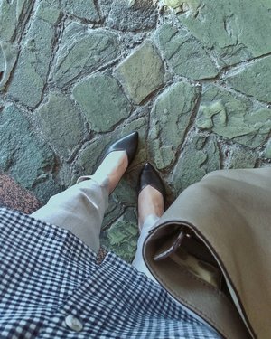 Buat aku flat shoes or sneaker adalah alas kaki paling nyaman dan enak dipake. Tapi heels bisa bikin kaki kliatan jenjang dan cantik. 
So, what kind of shoes do you prefer? Pilih nyaman atau cantik ? ☺️
.
.
.
#ClozetteID #personalblogger #personalblog #lifestyleblog #likeforlikes