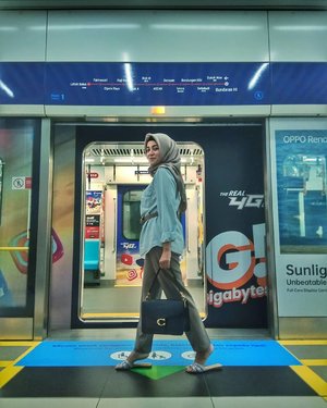 Tadinya niat cuma cari makan, eh berujung naik MRT ngeliat hawa lagi enak banget. Sekalian pengen jalan2 santai di trotoar sudirman 😁....#ClozetteID #personalblogger #personalblog #likeforlikes