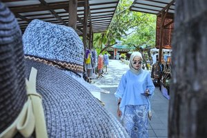 Kemarin ke Manado sama sekali gak sempet jalan2, liat2, shopping2. Bukannya gak sempet sih, tapi emang waktunya gak gak ada alias mevettt. Jadi kalo di Manado gak sempet, ke Bali lagi aja kali yahhh...mumpung 'long weekend'...:))#ngareppppp...#ClozetteID #Lifestyle #Hijab #Blogger #like4like